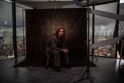 Mónica García, durante la sesión de fotos en la sede de Más Madrid, el pasado miércoles.