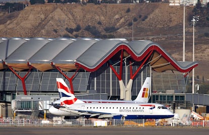 Aviones de Iberia y de British Airways en 2011 ante la T4 del aeropuerto madrileño de Barajas.