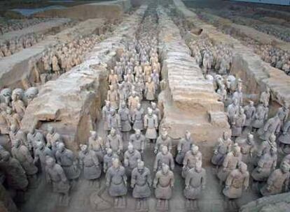 Vista de los guerreros y los caballos de terracota (derecha) de Xian  en el mismo lugar en el que se encontraron en 1974.