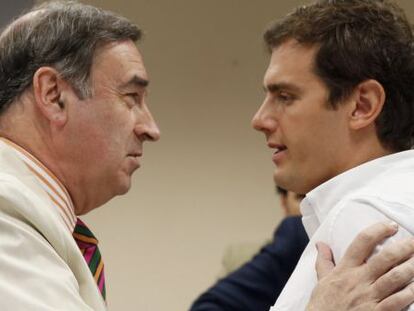 El periodista Pedro J. Ramírez, y el presidente de Ciudadano, Albert Rivera (d), se saludan momentos antes de su participación en los cursos de verano de la Universidad Complutense.