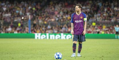 Messi, antes de lanzar una falta ante el PSV.