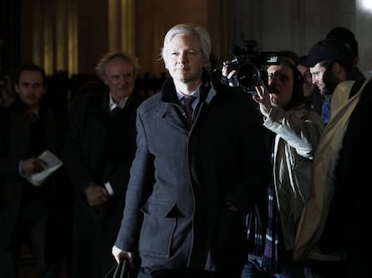 El fundador de WikiLeaks, Julian Assange, sale de la Corte Suprema de Justicia al final del segundo día de su apelación de extradicción, en Londres, el 2 de febrero de 2012.