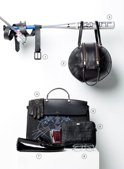 <b>Sofisticado. 1.  </b>Cinturón en tonos grises con logo LV de Louis Vuitton. <b>2. </b> Original bolso-mochila con forma de balón en cuero negro con cremalleras de Gucci. <b>3. </b> Bate de béisbol de Decathlon. <b>4.  </b>Guante negro con tachuelas de Hermès. <b>5. </b> Portadocumentos en cuero negro y poliamida con dibujo de pantera de Furla Men. <b>6. </b> Bolso de mano en cocodrilo negro con cremallera de Dolce & Gabbana. <b>7.  </b>Mocasín en charol negro de Tod’s. <b>8. </b> Gafas graduadas en material de pasta transparente de MO (Multiópticas).