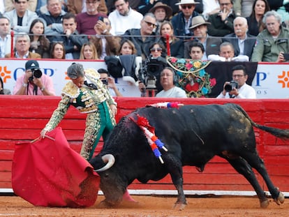 Un torero durante la corrida del pasado 28 de enero en la Plaza de Toros México, en Ciudad de México.