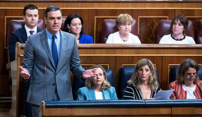 El presidente del Gobierno, Pedro Sánchez, y las tres vicepresidentas, Nadia Calviño, Yolanda Díaz y Teresa Ribera, en un pleno de control del Congreso.