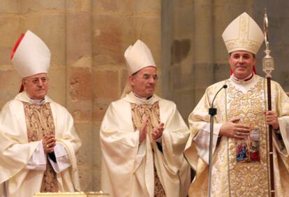 Mario Iceta, obispo de Bilbao a la derecha, aplaudido por su antecesor, Ricardo Blázquez y el Nuncio del Vaticano, Renzo Fratini