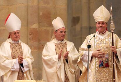 Mario Iceta, obispo de Bilbao a la derecha, aplaudido por su antecesor, Ricardo Blázquez y el Nuncio del Vaticano, Renzo Fratini