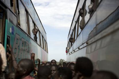 Un grupo de refugiados sursudaneses suben a bordo de un autobús en el campo de tránsito de Kuluba para ser trasladados al campo de refugiados de Imvepi, al norte de Uganda.