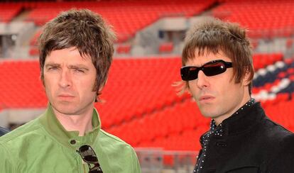 Noel y, a la derecha, Liam Gallagher, en una imagen de 2008.