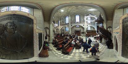 Visitantes en el interior de la iglesia de Schlosskirche, una de las edificaciones más importantes de Wittemberg (Alemania), el 31 de octubre de 2016. Fue el lugar donde empezó la reforma protestante de Martín Lutero y allí se puede visitar su tumba.