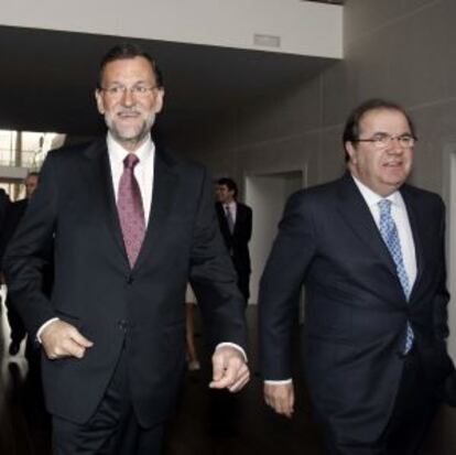 El presidente de la Junta de Castilla y León (derecha), Juan Vicente Herrera, junto al presidente del Gobierno, Mariano Rajoy.
