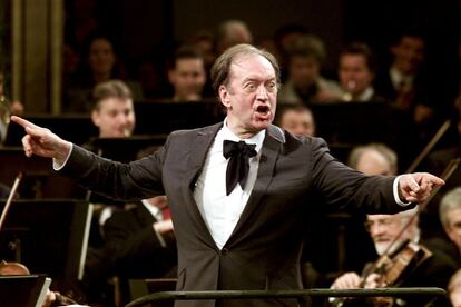 Nikolaus Harnoncourt, en el concierto vien&eacute;s de A&ntilde;o Nuevo de 2001.