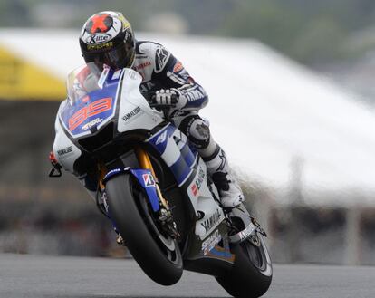 Jorge Lorenzo conduce su Yamaha en Le Mans durante los entrenamientos libres, con la que ha conseguido el tercer mejor tiempo.