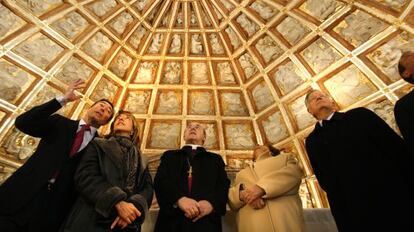 El arzobispo de Valencia, Carlos Osoro, entre la exconsejera Trini Miró, y la alcadesa Rita Barberá, en la Llum de les Imatges de 2009.