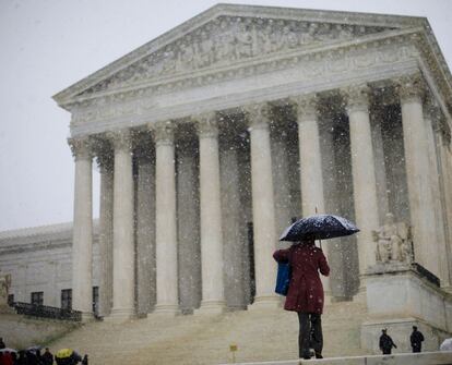 Nieva sin cesar frente a las puertas del Tribunal Supremo de Washington.