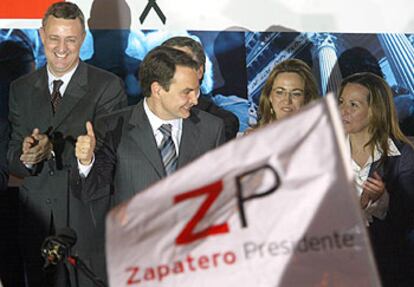 Zapatero, acompañado de Caldera, Blanco, Chacón y Jiménez, entre otros dirigentes socialistas, anoche en la sede del PSOE