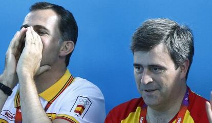 Miguel Cardenal, junto al pr&iacute;ncipe Felipe durante un partido de la selecci&oacute;n espa&ntilde;ola femenina de waterpolo.