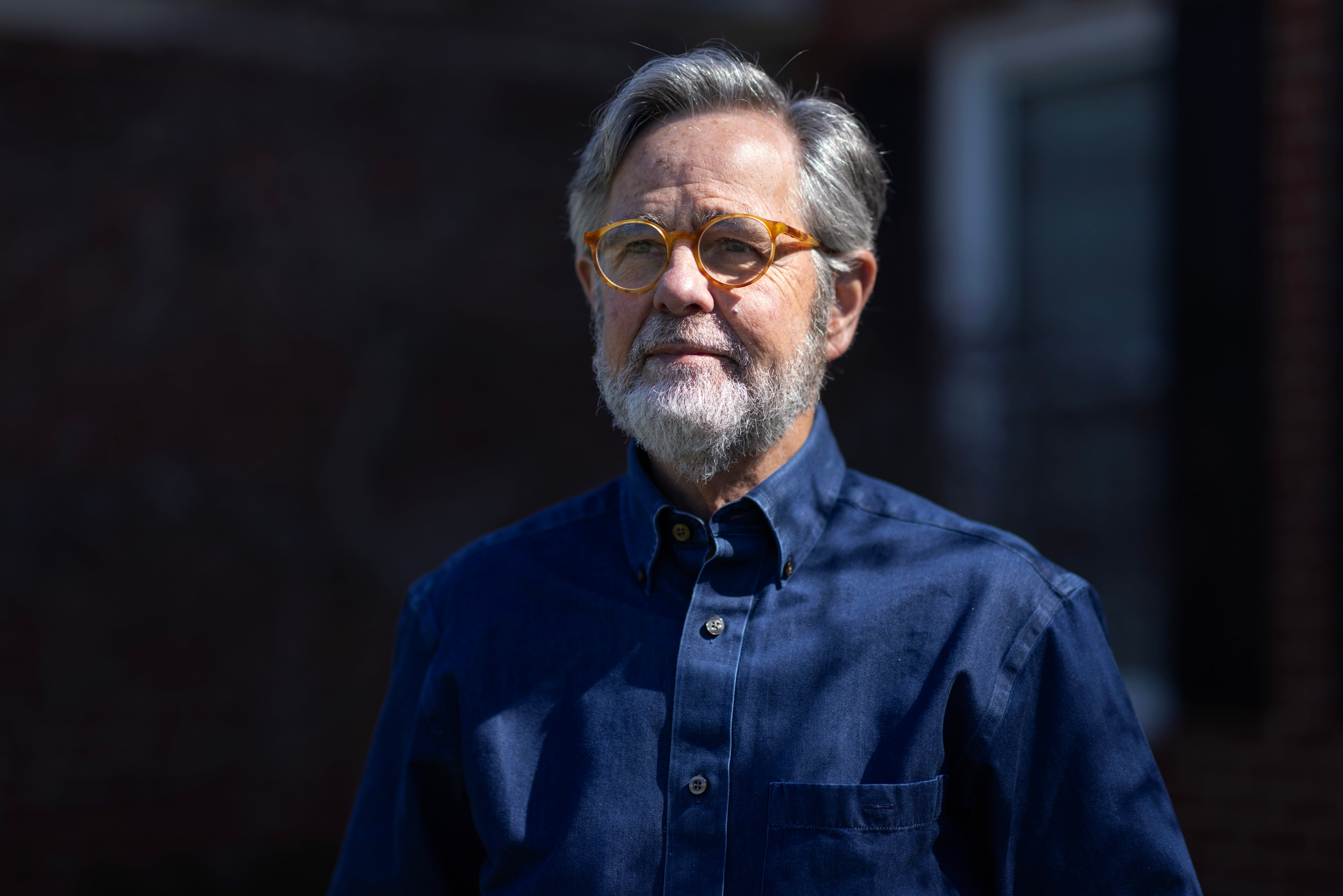 Thomas Cartwright fuera de su casa en Columbus, Ohio. 