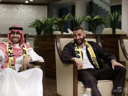 El futbolista Karim Benzema (derecha), en Yeda, en una imagen difundida el 7 de junio tras firmar su fichaje con el equipo saudí Al Ittihad.