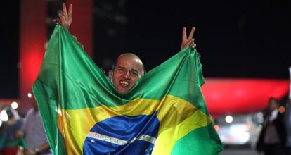 Manifestante celebra ato contra Dilma.