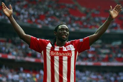 Jones celebra, ante la mirada de Pennant, uno de sus goles en la semifinal de la Copa ante el Bolton