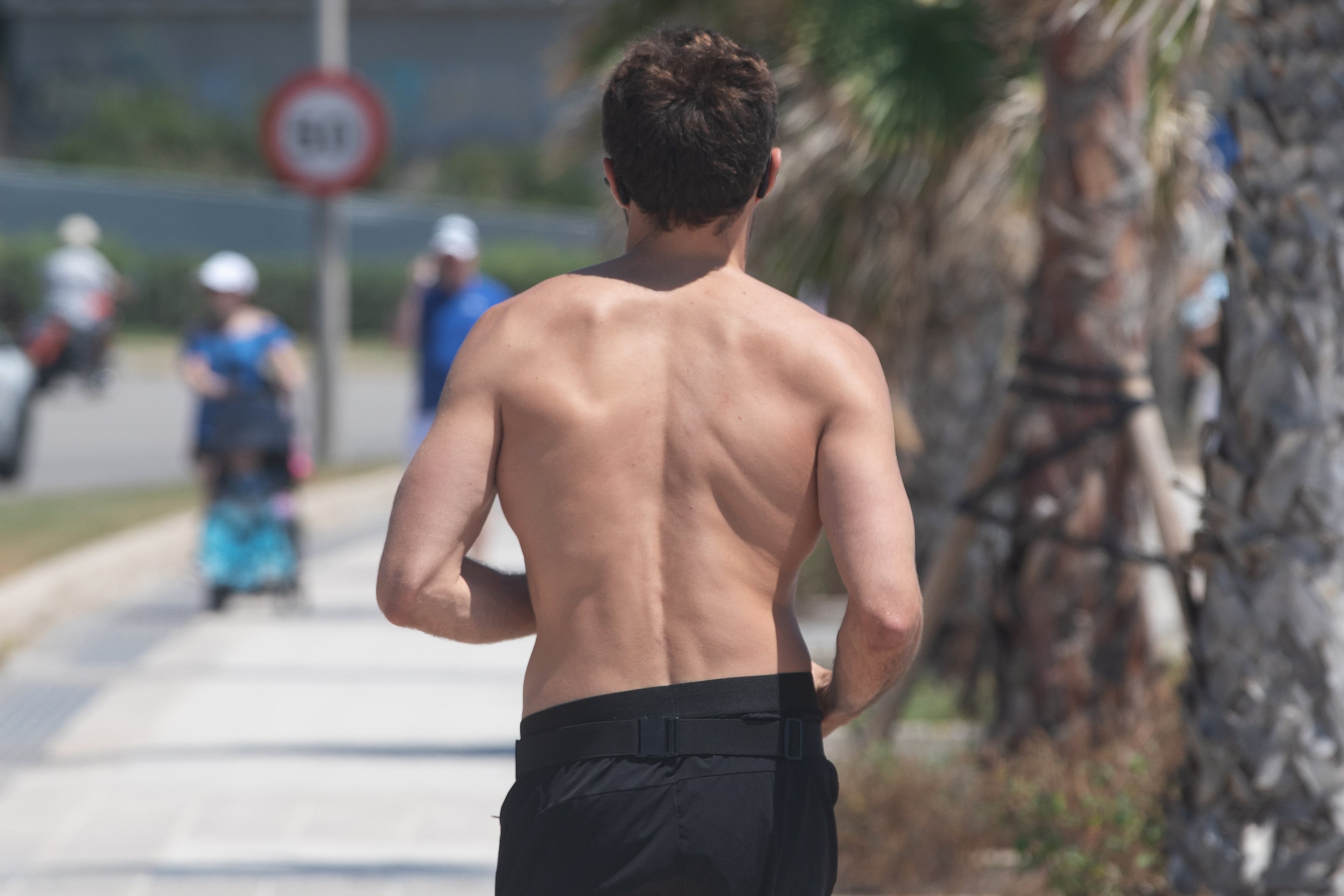 ¿Calor o privilegio? El problema de que los hombres se quiten la camiseta en cualquier parte