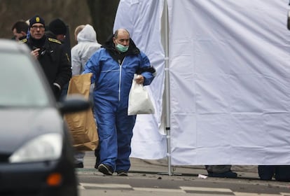 Un forense trabaja en el lugar donde fue matado por la policía el presunto autor de dos tiroteos en Copenhague.