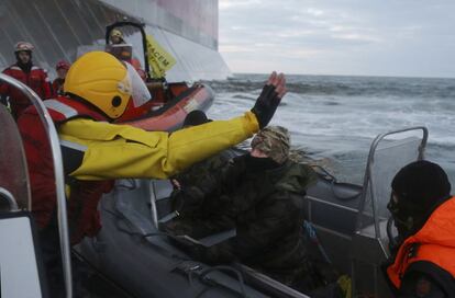 Un guardacostas ruso apunta con un cuchillo a uno de los activistas. Todo activista de Greenpeace sabe a lo que se expone cuando emprende una acción de desobediencia civil. Puede haber detenciones, momentos difíciles, juicios, alguna multa.