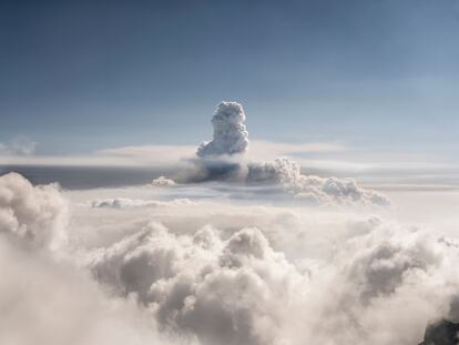 Diciembre de 2021. Nube de humo del volcán de Cumbre Vieja contemplada desde el Roque de los Muchachos, el punto más alto de la isla.