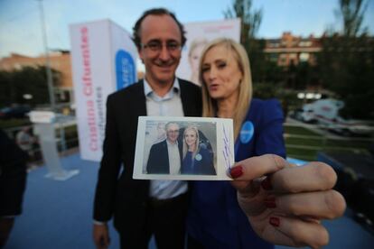 <b>21.02h.</b> El equipo de la candidata regional del PP ha inventado la 'Cifucámara'. Cifuentes se saca fotografías con miembros relevantes de su partido y les pide que las firmen. Después, cuando acabe la campaña, montarán un mural con todas. En la imagen. tras fotografiarse con Alonso.