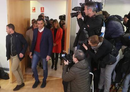 El presidente del Gobierno en funciones, Pedro Sánchez, a su llegada al centro cultural Volturno en Pozuelo de Alarcón (Madrid), donde ha votado este domingo.