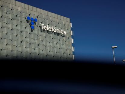 Logo de Telefónica en sus oficinas de Madrid.