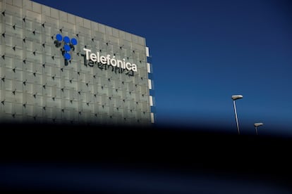 Logo de Telefónica en sus oficinas de Madrid.