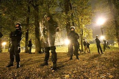 Policías vigilan un parque en Corbeille-Essonne, al sur de París, esta semana.