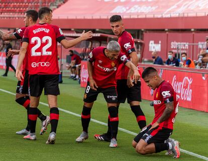 Cucho Hernández celebra su gol con sus compañeros este jueves en Son Moix en el partido entre el Mallorca y el Levante.