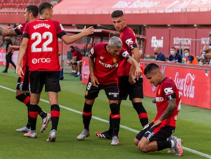 Cucho Hernández celebra su gol con sus compañeros este jueves en Son Moix en el partido entre el Mallorca y el Levante.