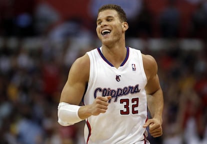 Blake Griffin sonríe tras anotar un triple ante los Lakers