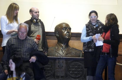 En el procedimiento, la Xunta de Galicia, el Ayuntamiento de Sada (donde se encuentra el palacete), el de A Coruña y la Diputación Provincial se personaron secundando a la Abogacía del Estado contra seis nietos del dictador y su sociedad Prístina, SL. En la imagen, un gran busto de Francisco Franco, en la escalera de la entrada principal del pazo, el 25 de marzo de 2011.