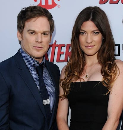 <p>Michael C. Hall y Jennifer Carpenter se enamoraron durante el rodaje de la exitosa serie ‘Dexter. La pareja de actores contrajo matrimonio en 2008, y tres años después solicitaron el divorcio. Aunque ya a las pocas semanas de hacerse pública su separación se les vio juntos en Los Ángeles, animando incluso los rumores de una posible reconciliación. </p> <br> <p> <p> “Él es y siempre será uno de mis mejores amigos. Y solo porque el matrimonio terminara no significa que no le siga queriendo”, dijo la actriz el mismo año de su separación. Su buena sintonía la dejaron patente durante los dos años siguientes, en los que ambos siguieron trabajando y promocionando la serie que les dio a conocer, hasta que terminó en 2013.</p> <br> <p>