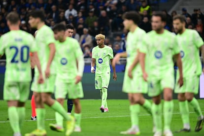 El jugador del FC Barcelona Lamine Yamal, se lamenta junto con sus compañeros, tras encajar un gol.