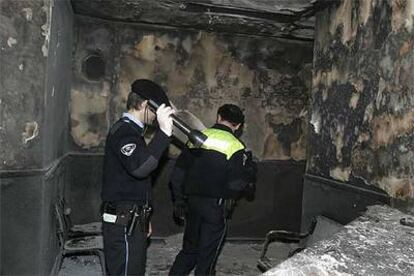 Dos agentes inspeccionan el juzgado de Paz de Oiartzun tras el incendio.