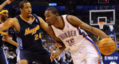  Andre Miller intenta parar a Kevin Durant 