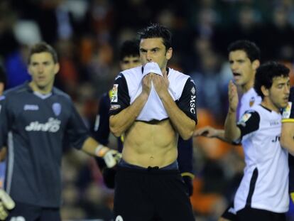 Postiga, durante un partido con el Valencia.