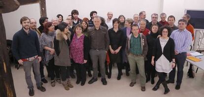 Mimbros de la dirección de Podemos Euskadi, con Roberto Uriarte en el centro de la primera fila.