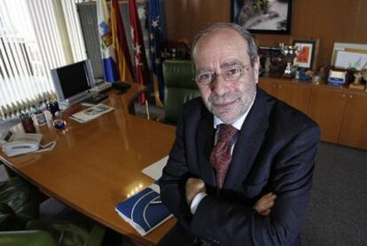 El alcalde de Fuenlabrada, Manuel Robles, en su despacho.