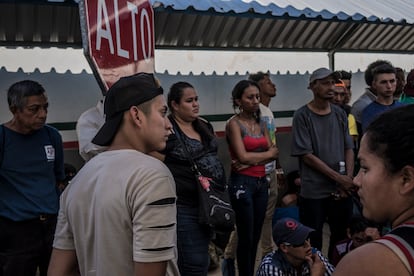 Migrantes centroamericanos esperan en una fila de salida en la aduana de Suchiate, Chiapas. 