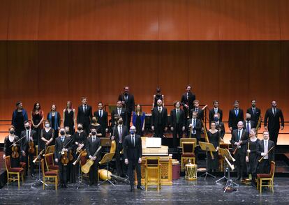 Saludos finales de todos los cantantes e instrumentistas de Vox Luminis. En el centro, el clavecinista y organista Anthony Romaniuk.