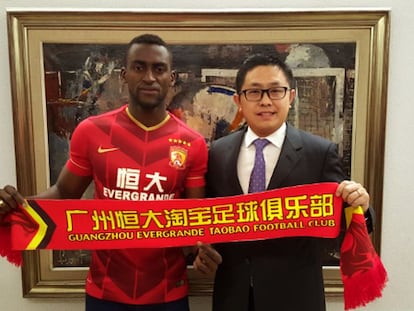 Jackson Mart&iacute;nez posa como nuevo jugador del Guangzhou.