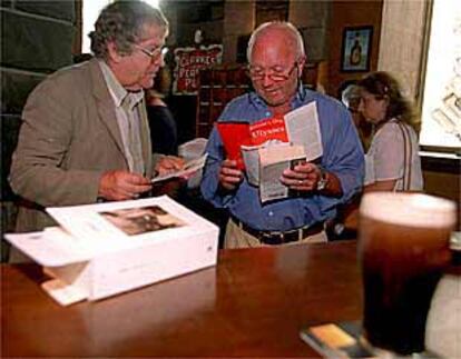 Ian Gibson, a la izquierda, con el escritor Damien Enright,  en el Pub Flaherty.