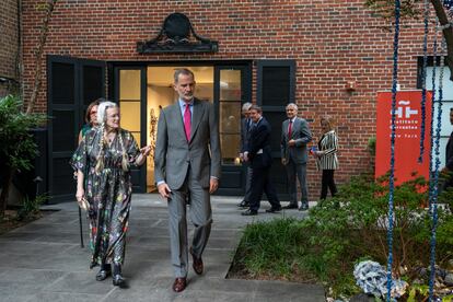 El rey de España Felipe VI camina junto a la poeta Sharon Olds el pasado viernes, durante un evento en el Instituto Cevantes de Nueva York.